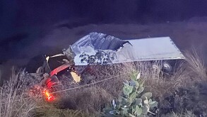Trailer choca y cae por barranco en Tlajomulco