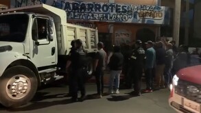 Vecinos de la localidad Los Chirinos vandalizan tienda de presuntos abusadores de joven en Ocoyoacac, Estado de México.