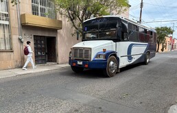 Camiones azules siendo detenidos por accidente en centro de durango