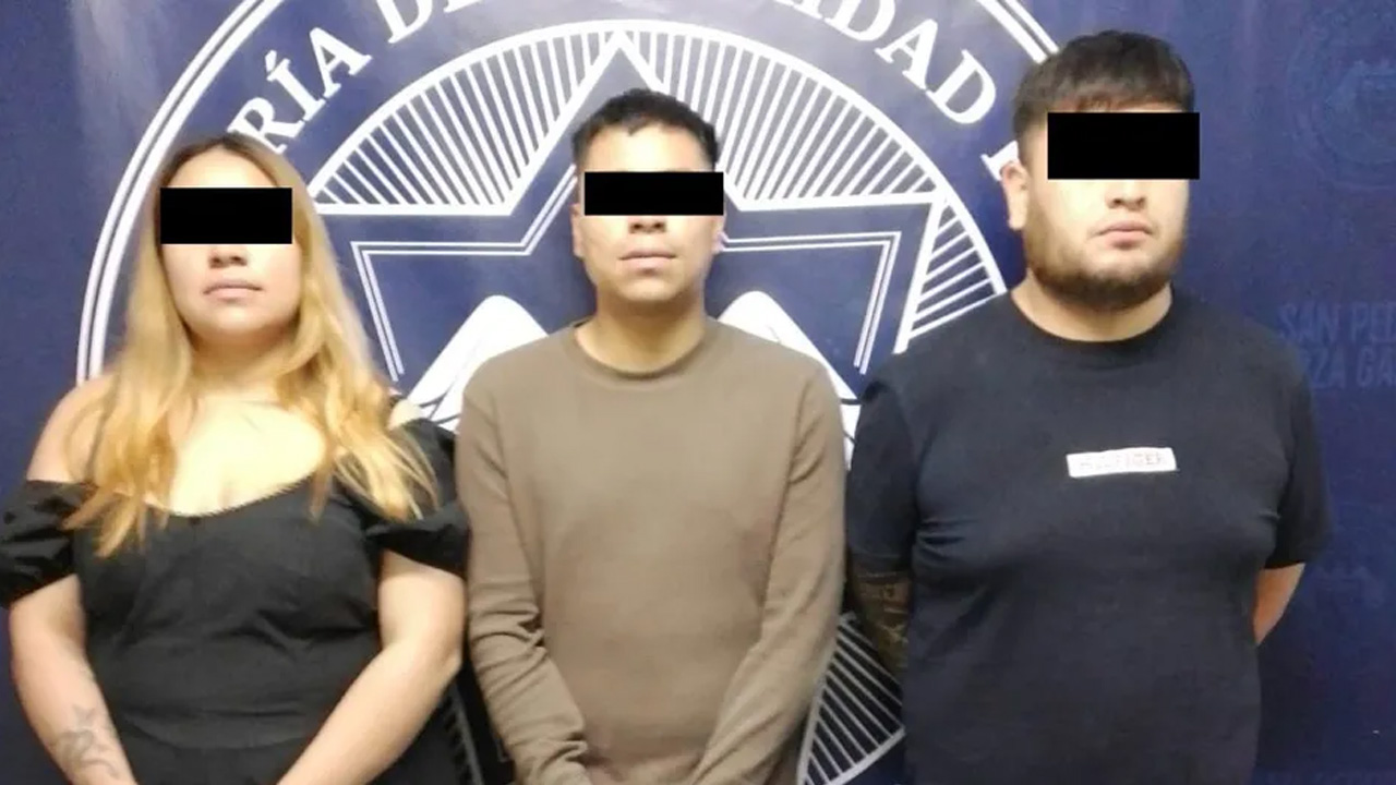 Policías detuvieron a tres personas presuntamente implicadas en el robo a la Notaría Pública número 61, en San Pedro Garza García.