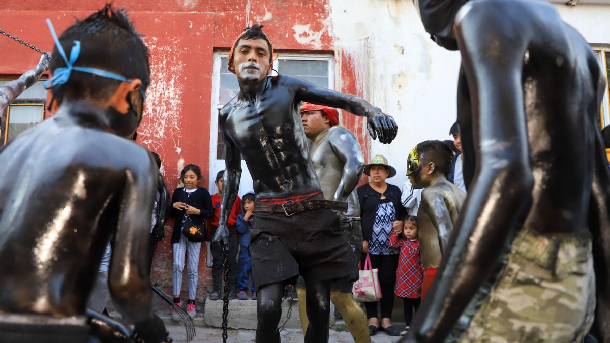 Conoce todo sobre el carnaval de los Xinacates en la región del volcán Popocatépetl.