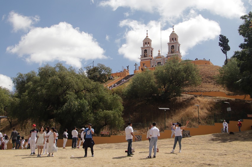 Personas vestidas de blanco realizan un ritual junto a la Gran Pirámide de Cholula.
