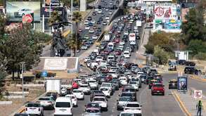 Vía Atlixcayotl con tráfico pesado día a día, atrasando las actividades diarias de los poblanos