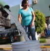 Pipa de agua llena las cubetas de las personas para tener de reserva en su hogar