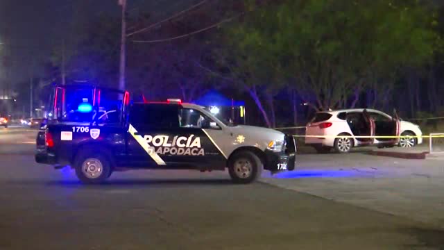 Autoridades investigan el ataque a balazos contra una familia afuera de la primaria Escuela Primaria Saturnino Herrán, en Apodaca.