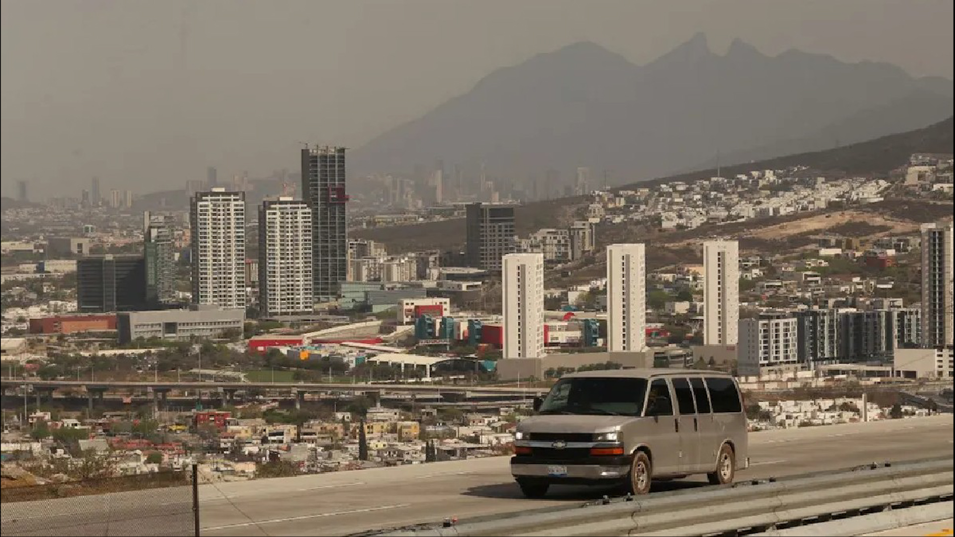 El corredor Monterrey-Saltillo suma 24 proyectos verticales ante falta de tierra para vivienda horizontal. Descubre el impacto inmobiliario en el norte.