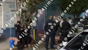 Policías capitalinos afuera del negocio donde hallaron los cuerpos de Lilia y Alejandro en la Gustavo A. Madero.