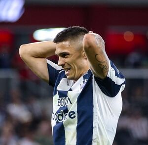 Djuka lamentándose tras una falla con Rayados.