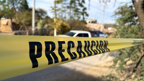 Fue localizado el cadáver de un hombre de aproximadamente 40 años y supuestamente desmembrado sobre la Avenida Zaragoza esquina con el Eje Metropolitano.