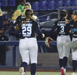 Victoria de Sultanes ante 'El Águila en el Walmart Park.