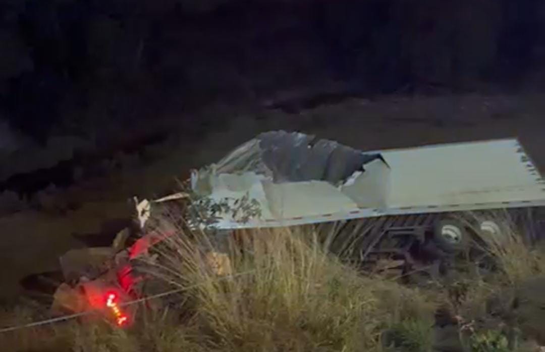 Trailer choca y cae por barranco en Tlajomulco