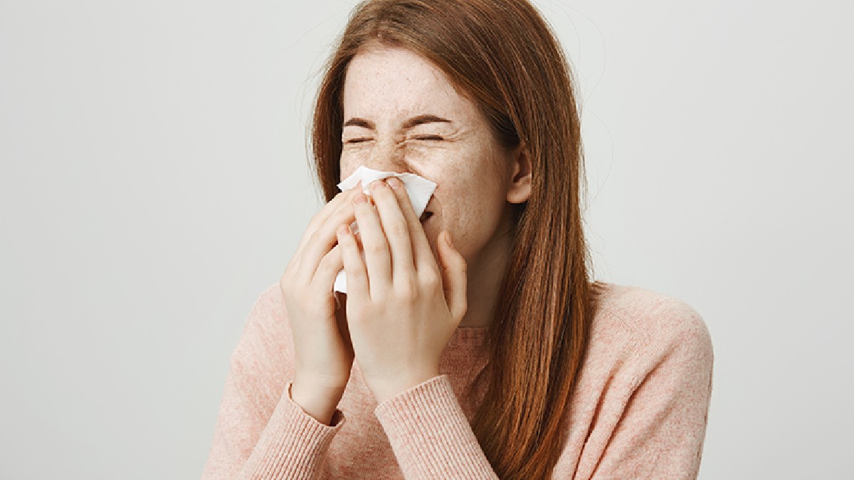 Mujer estornudando por alergia
