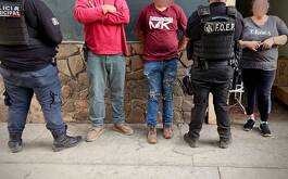 Policías y joven en meido