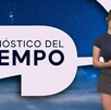 Scarlette Salazar, presentadora de Telediario Guadalajara, sonriendo mientras da el pronóstico del clima del día
