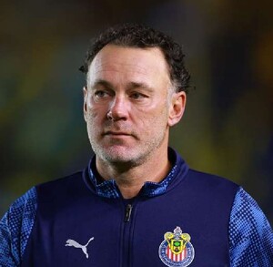 Gabriel Milito analiza variantes tácticas en Chivas ante la posible ausencia de seleccionados.