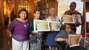 Rosa Concha Minutti, María Elena Carreón, Adela Moreno y María Toxqui durante la entrega de la presea 