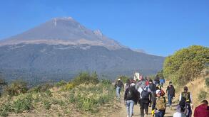 Personas de los pueblos originarios se congregan para subir a festejar el cumpleaños del Popocatépetl
