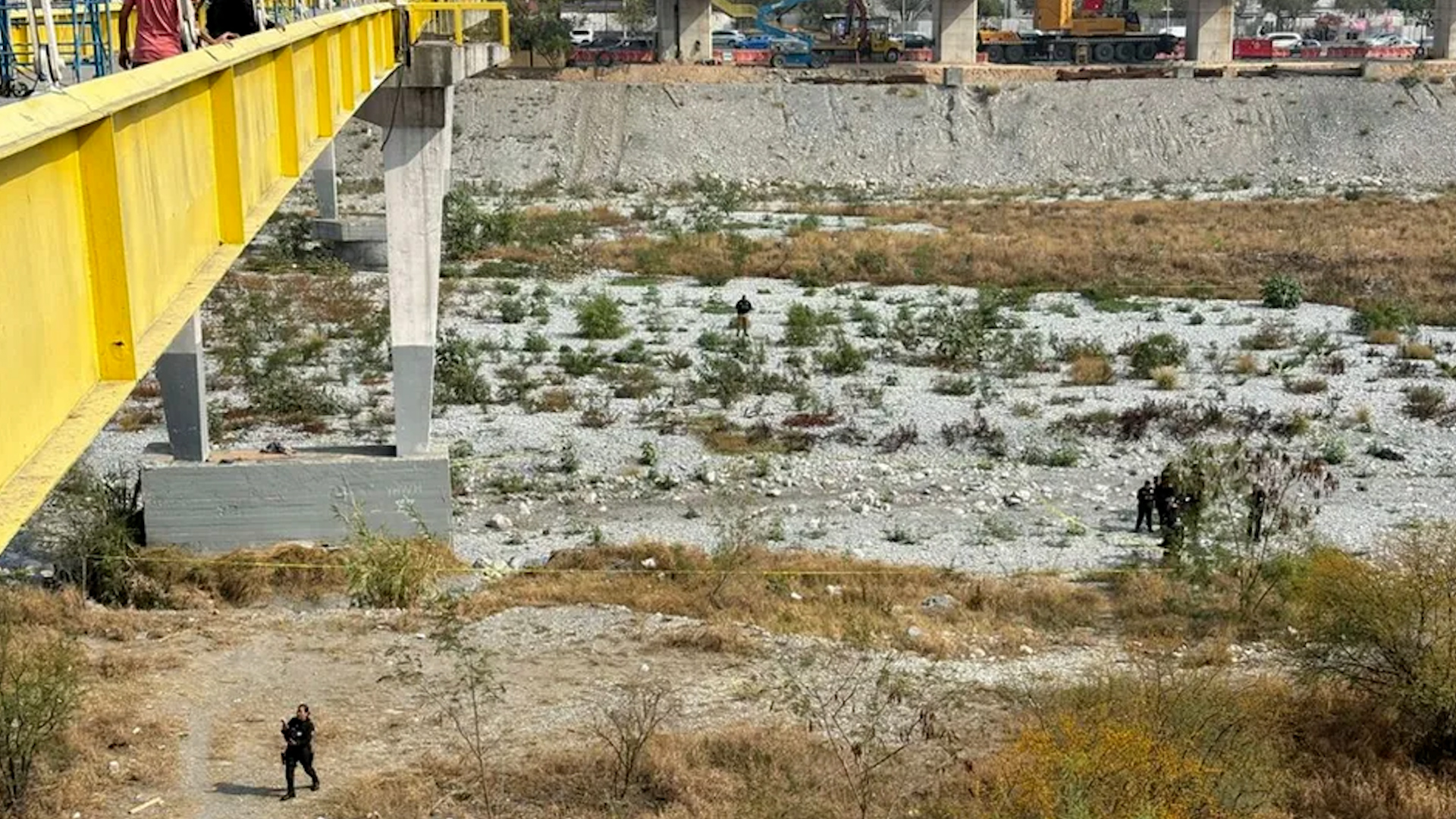 Un hombre murió la mañana de este martes luego de caer desde la parte alta del Puente del Papa hacia el cauce del Río Santa Catarina, en Monterrey.