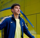 Igor Lichnovsky saliendo de un autobús del Club América.