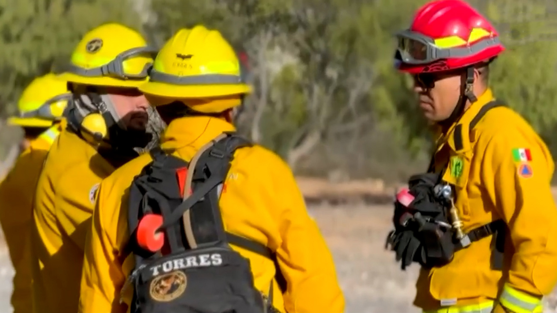 Brigadistas de Protección Civil y Conafor combaten incendio forestal en la Sierra Mesa San Lucas, Galeana. Pero los vientos amenazan con propagarlo.