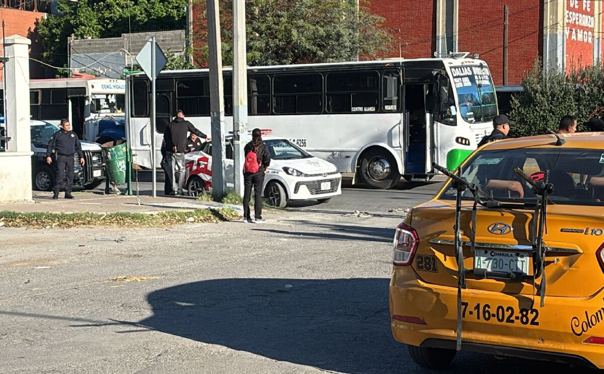 Taxi que atropelló a una mujer junto a la Facultad de Derecho de la UAdeC.