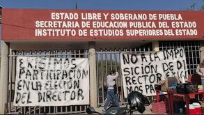 personas en manifestación por cambio de directivo en el  Instituto de Estudios Superiores del Estado tehuacán