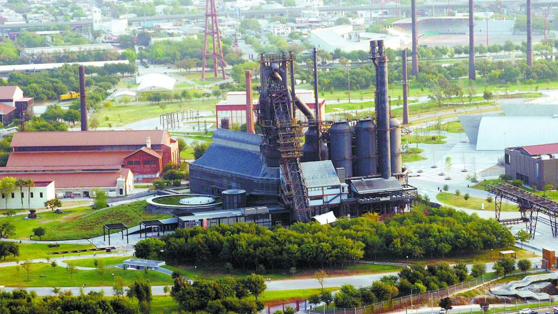 El Parque Fundidora en Nuevo León reportó un aumento del 200% en ingresos propios, permitiendo eliminar subsidios y reinvertir 600 mdp en infraestructura.