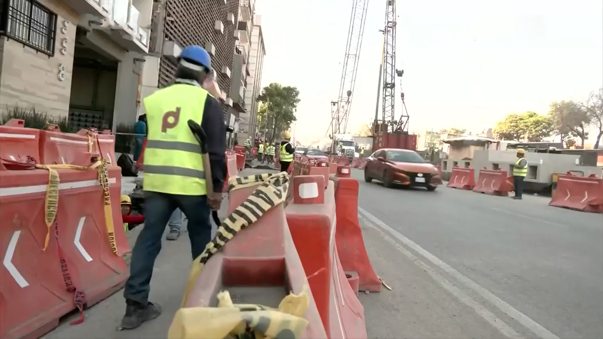 Habitantes de San Antonio Abad 58 denuncian que columnas de la nueva obra bloquean sus salidas de emergencia. Advierten peligro de quedar atrapados en sismos.