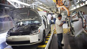 un técnico trabaja en la planta de volkswagen en puebla