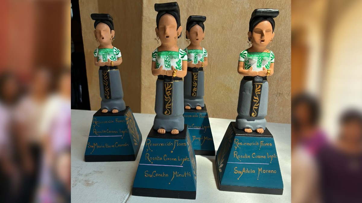 Figura de cerámica con la vestimenta típica de Cholula, presea de la premiación Mujeres con trayectoria en San Andrés Cholula