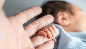 Una bebé de apenas 11 días de nacida se encuentra grave luego de que presuntamente su propio papá la pusiera dentro de un congelador para evitar escucharla.