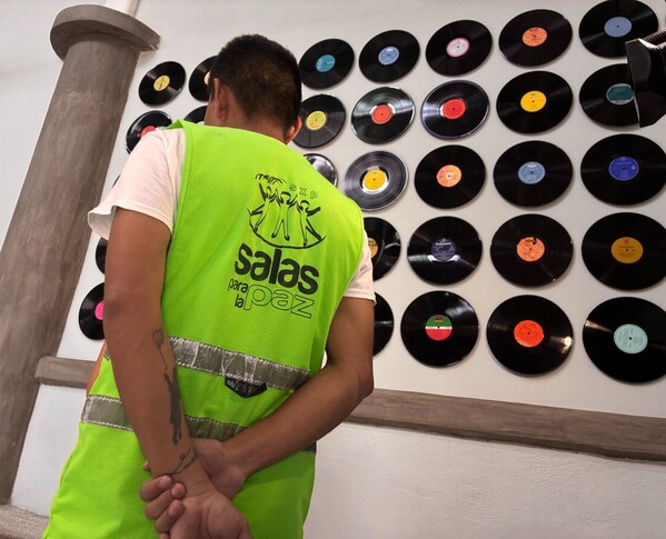 Interno en estudio musical dentro del Cereso 2.