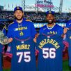 Randy Arozarena y Cal Raleigh acompañados del también mexicano Andrés Muñoz en los Seattle Mariners.