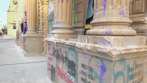 El pasado 8 de marzo, la fachada fue golpeada con mazos, una cruz antigua de cantera fue derribada y destruida, y a una puerta de madera le prendieron fuego.