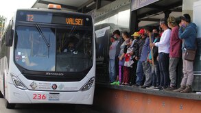 Personas amontonadas en una estación de metrobús en Puebla.