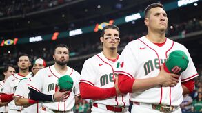 Jugadores de la Selección Mexicana de Beisbol entonando el himno nacional.