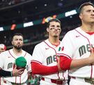 Jugadores de la Selección Mexicana de Beisbol entonando el himno nacional.