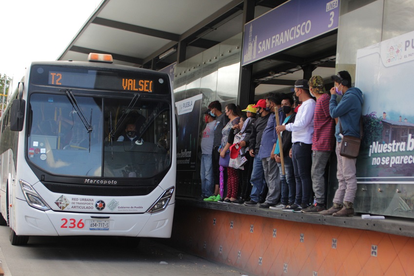 Personas amontonadas esperando el metrobús en Puebla.|