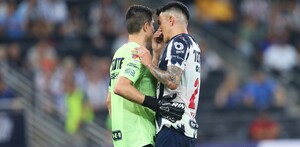 Stefan Medina colocándose de portero tras expulsión de Mele.