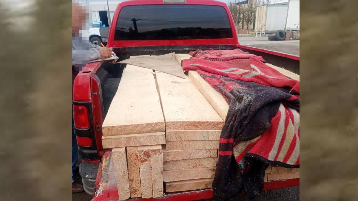Madera trasportada ilegalmente en Calpulalpan en una camioneta Dodge RAM roja por dos sujetos detenidos