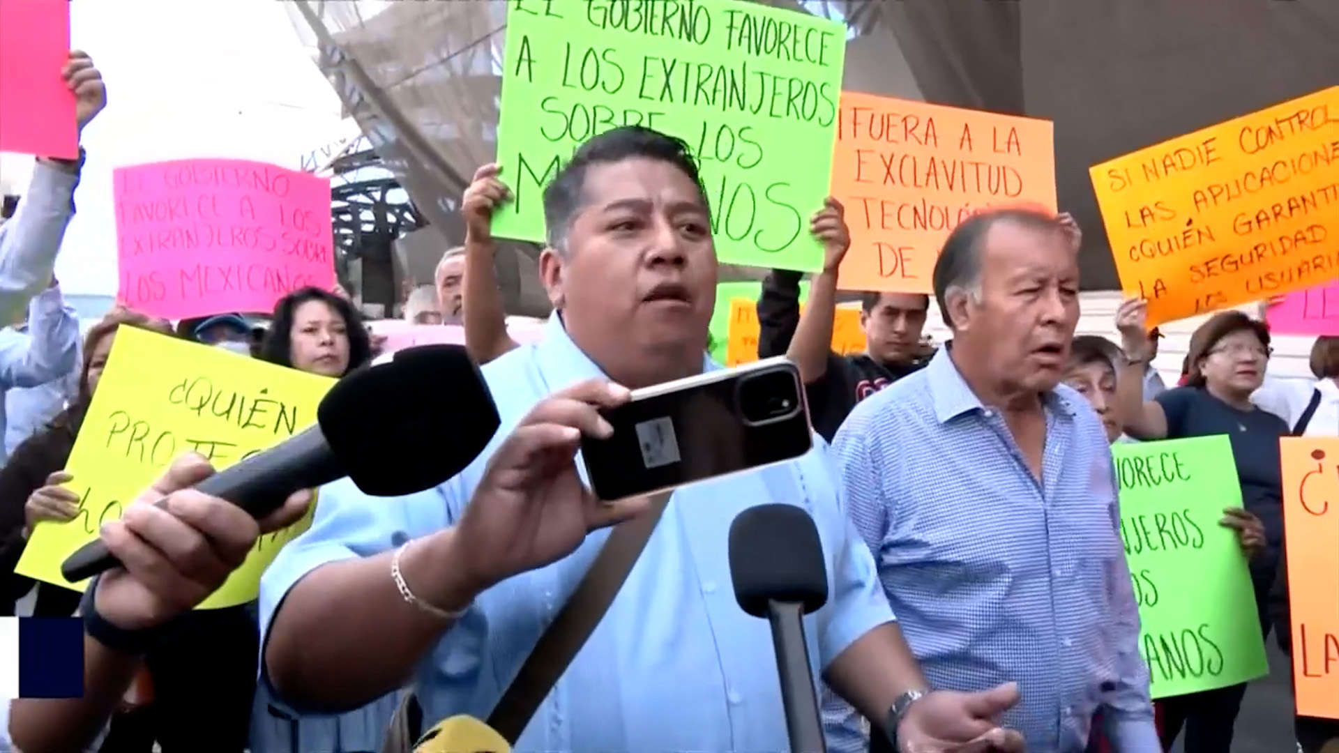 Taxistas bloquean la Terminal 1 del AICM en protesta contra aplicaciones de transporte. Pasajeros afectados caminan para llegar a sus vuelos en la CdMx.