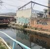 Canal de Las Pintas en San Pedro Tlaquepaque luce sucio, con agua turbia y olores fétidos.