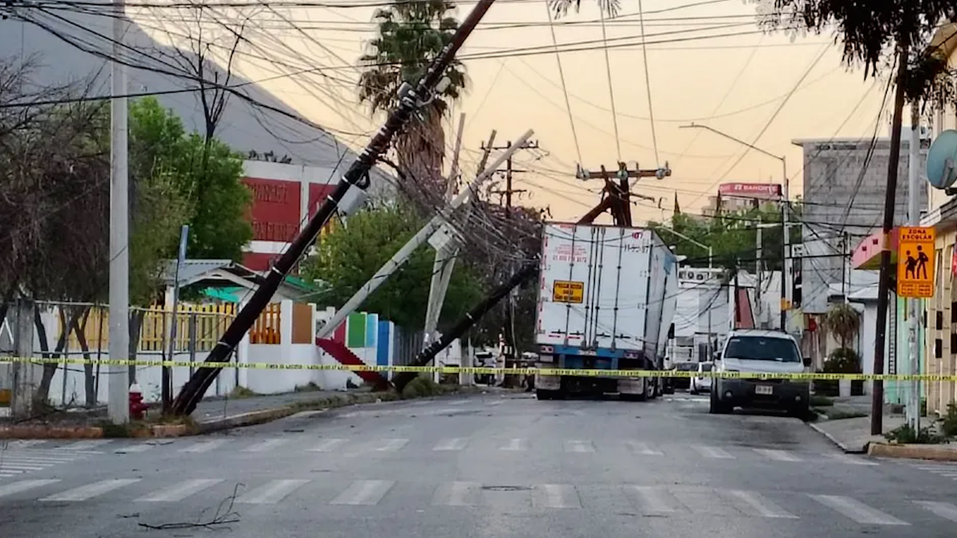 El accidente protagonizado por un tráiler ocurrió en la calle José Manuel Plowels y Francisco de Quevedo en la colonia Jardín Español en Monterrey.
