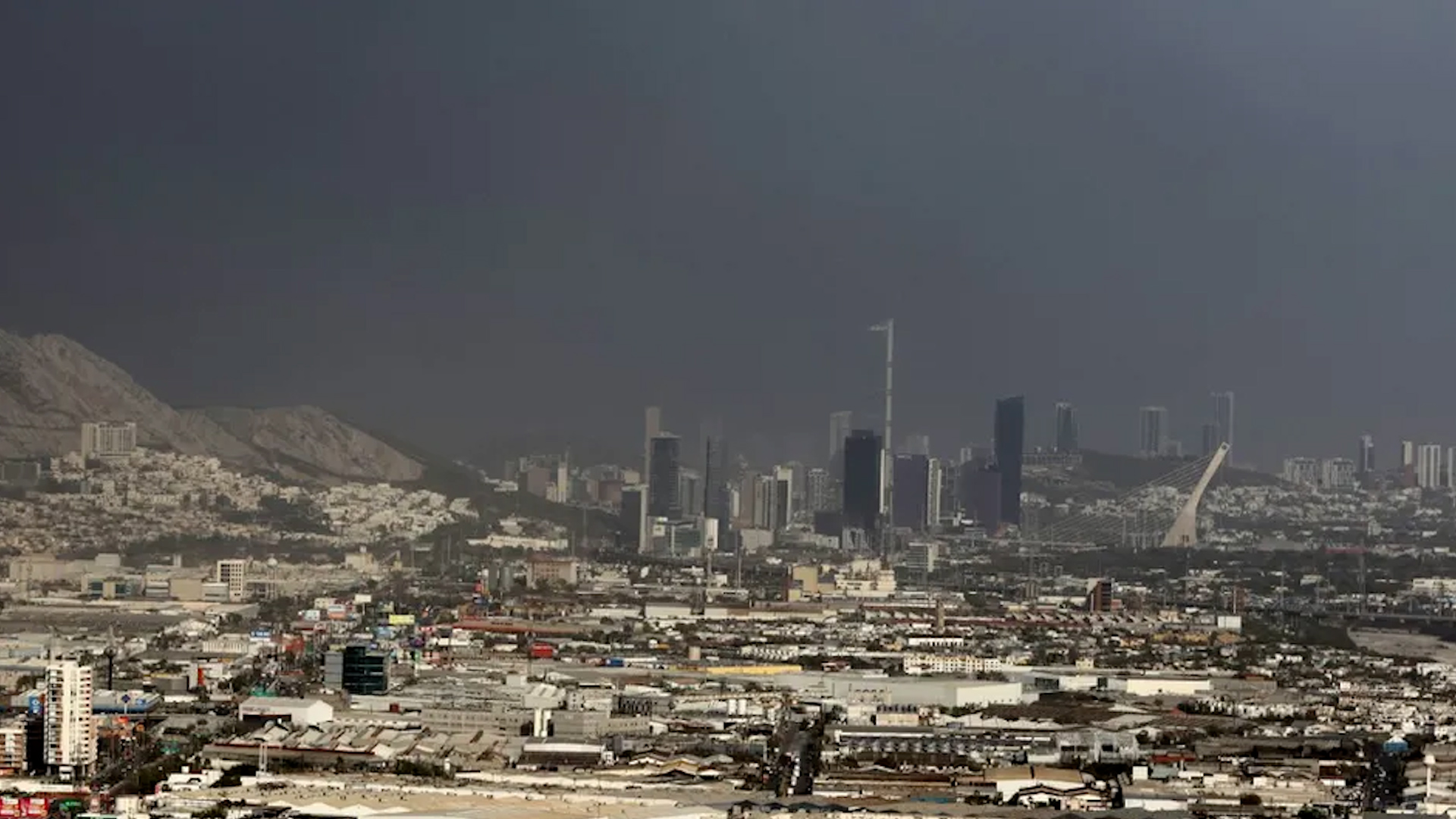El accidente protagonizado por un tráiler ocurrió en la calle José Manuel Plowels y Francisco de Quevedo en la colonia Jardín Español en Monterrey.