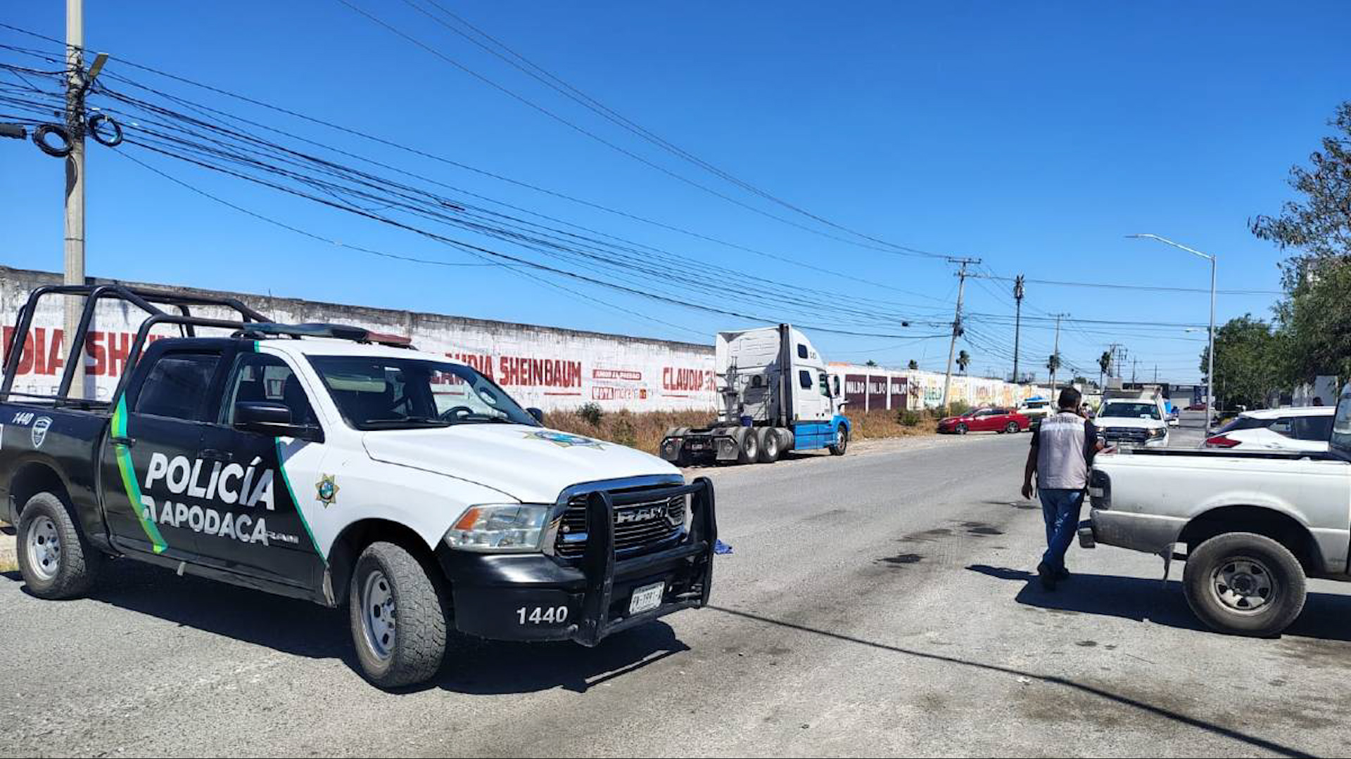 Dos traileros fueron encontrados maniatados tras un asalto violento en la colonia Huinalá, Apodaca. Delincuentes armados robaron la carga y los abandonaron.