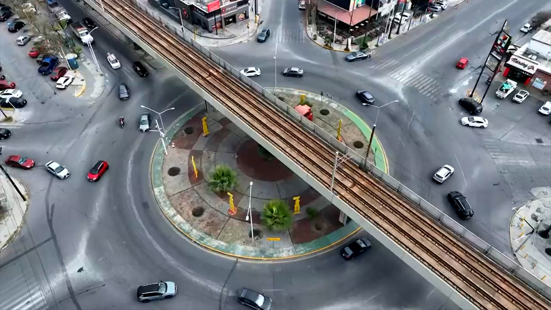 Vecinos de Mitras Centro en Monterrey denuncian la peligrosa falta de señalización en la rotonda de Simón Bolívar. Exigen semáforos tras atropellos constantes.