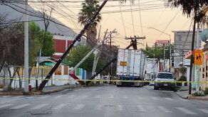 Postes derribados por tráiler en Monterrey.