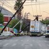 Postes derribados por tráiler en Monterrey.