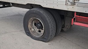 Objetos ponchallantas dañan vehículos en la vía pública de Tala, Jalisco