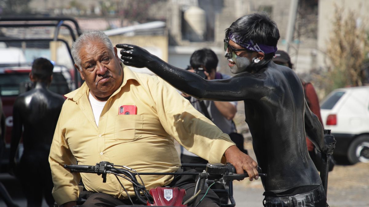 Los Xinacates suelen molestar a quienes no participan en su fiesta.